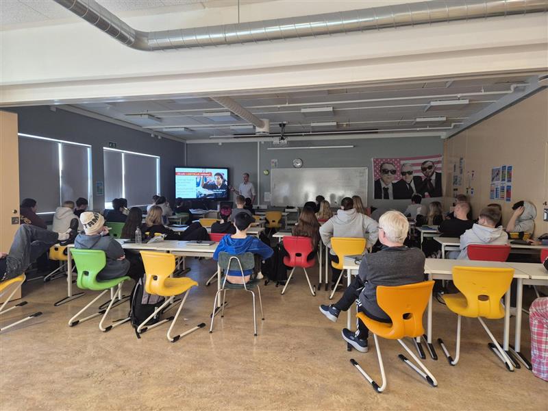 Þorgrímur Þráinsson heimsótti 10. bekk Þorgrímur Þráinsson heimsótti 10. bekk