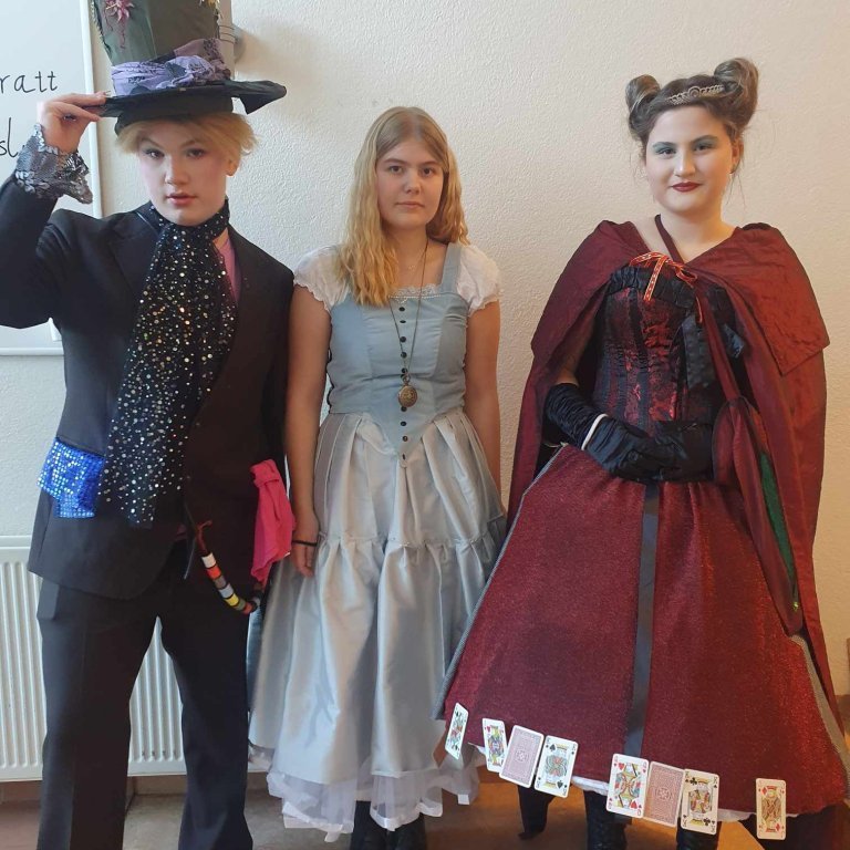 hattarinn-lisa-i-undralandi-og-hjartadrottningin