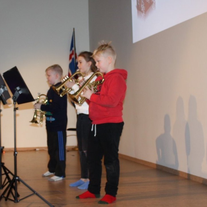 d8cb09af7489d5df9af41da329bf4983