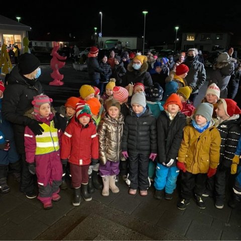 Kveikt á jólatrénu með nemendum Sandgerðisskóla