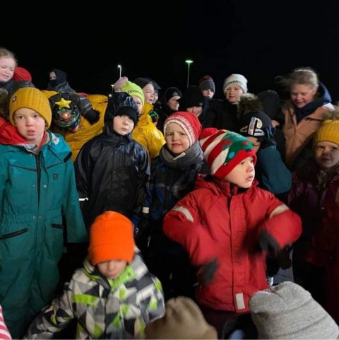 Kveikt á jólatrénu með nemendum Sandgerðisskóla