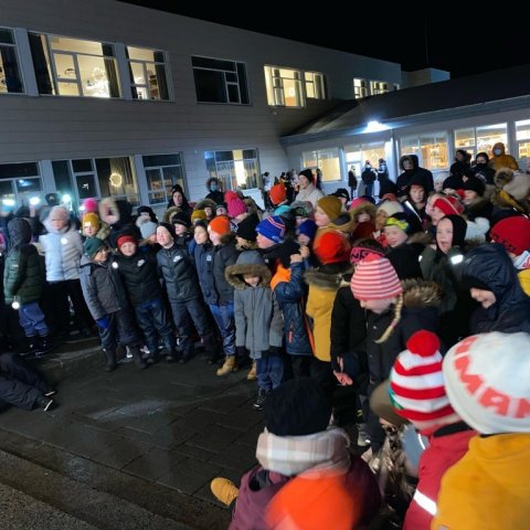 Kveikt á jólatrénu með nemendum Sandgerðisskóla