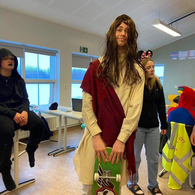 received_557955596302097