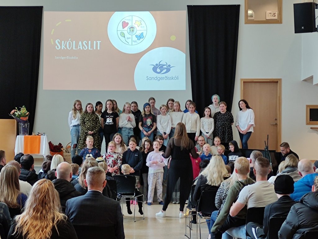 Skólaslit og útskrift 10. bekkjar - Skólakór Sandgerðisskóla