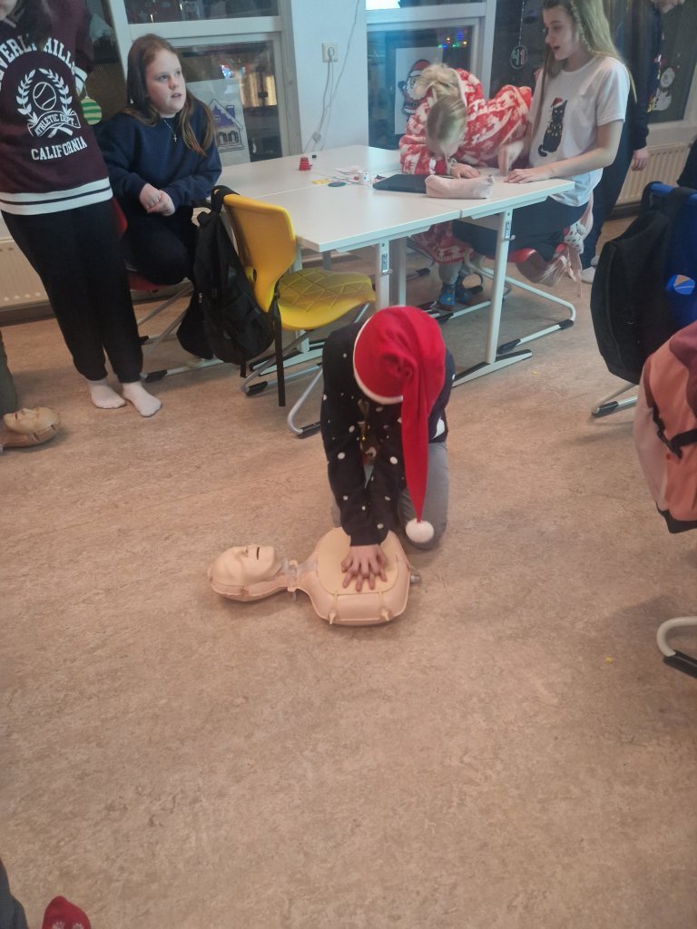 Þjálfun í endurlífgun hjá 6., 8. og 10. bekk