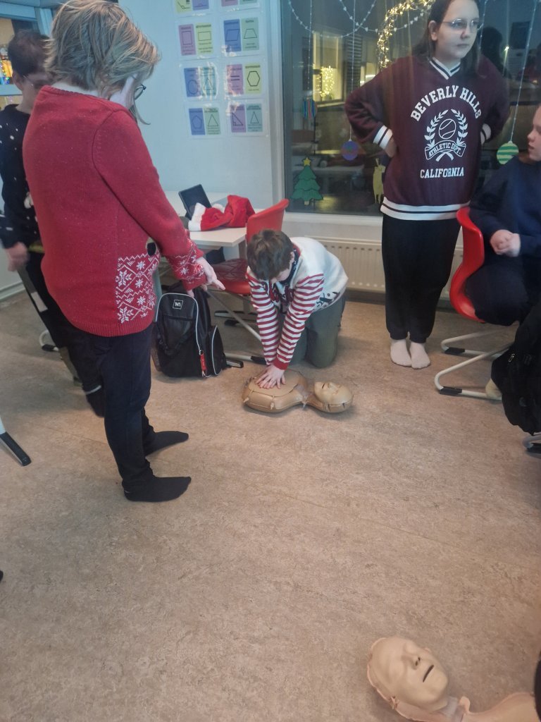 Þjálfun í endurlífgun hjá 6., 8. og 10. bekk