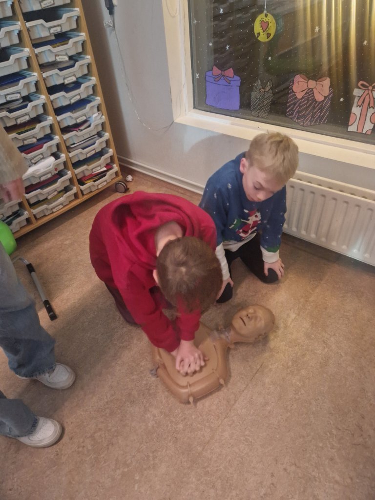 Þjálfun í endurlífgun hjá 6., 8. og 10. bekk