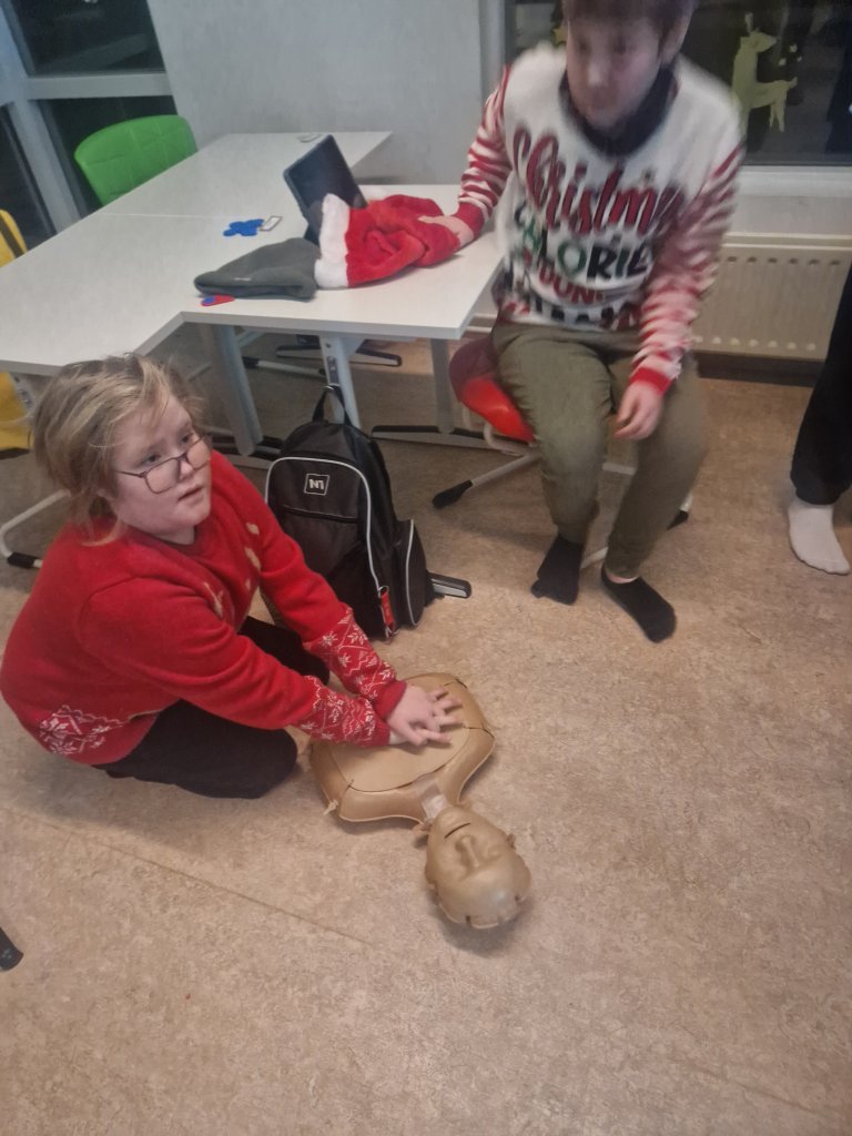 Þjálfun í endurlífgun hjá 6., 8. og 10. bekk