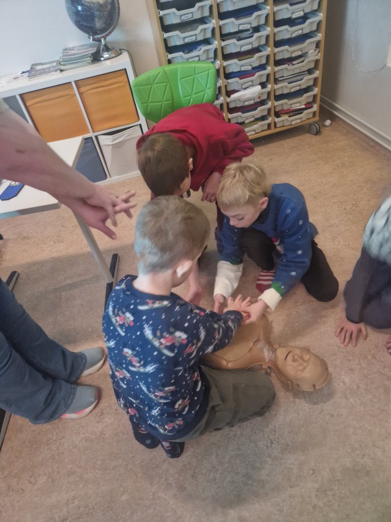 Þjálfun í endurlífgun hjá 6., 8. og 10. bekk