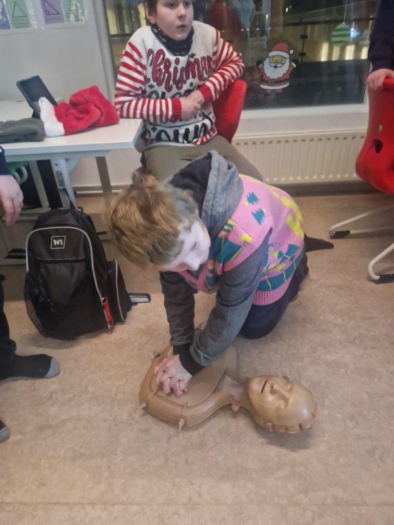 Þjálfun í endurlífgun hjá 6., 8. og 10. bekk