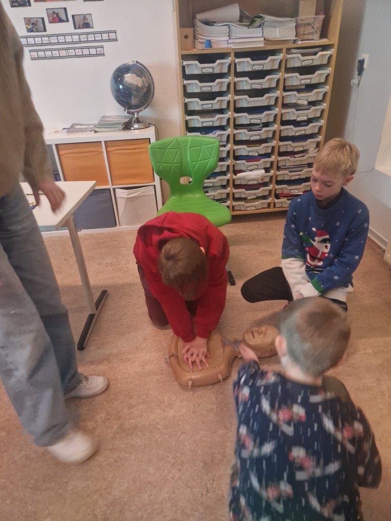 Þjálfun í endurlífgun hjá 6., 8. og 10. bekk