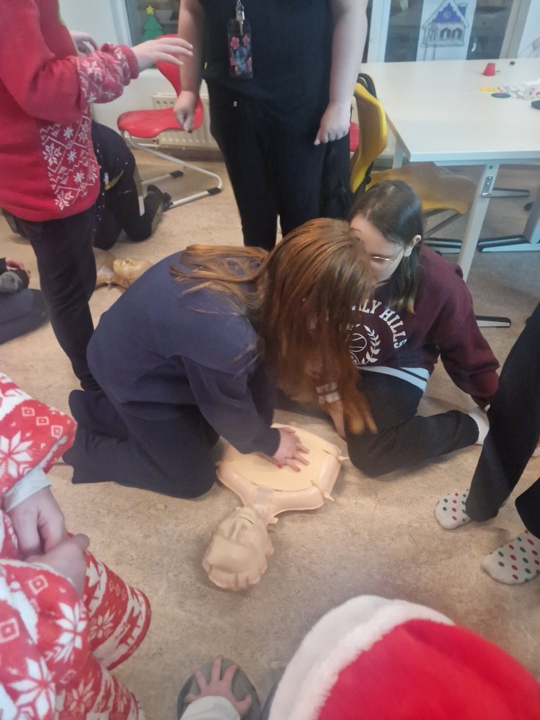 Þjálfun í endurlífgun hjá 6., 8. og 10. bekk