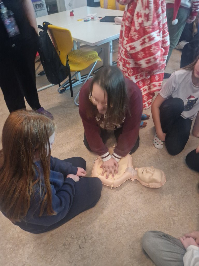 Þjálfun í endurlífgun hjá 6., 8. og 10. bekk