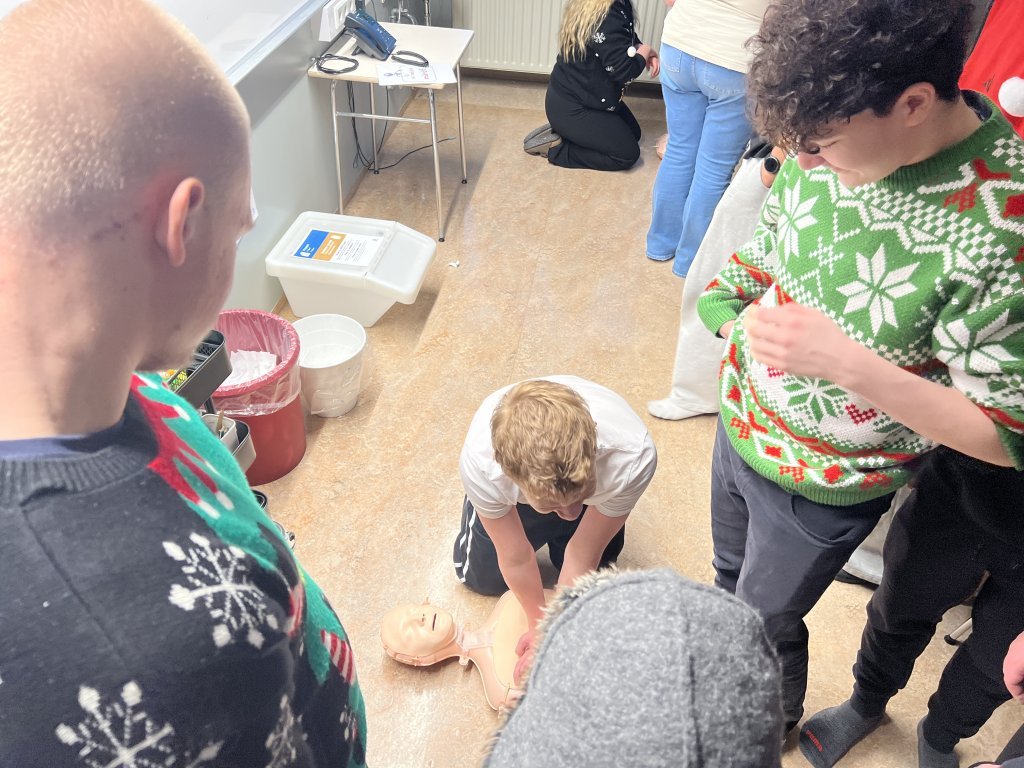 Þjálfun í endurlífgun hjá 6., 8. og 10. bekk