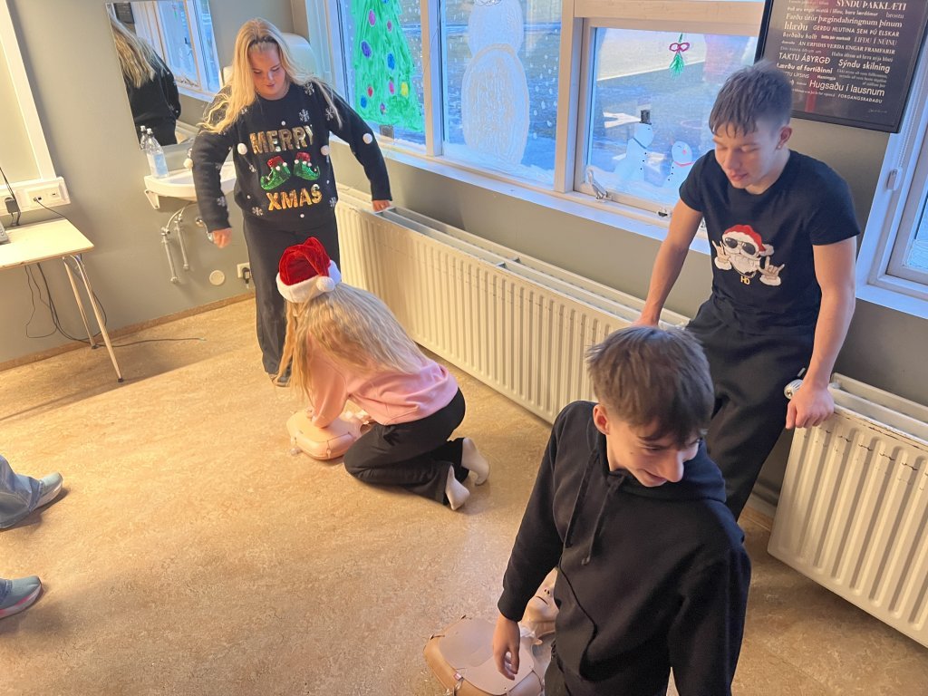 Þjálfun í endurlífgun hjá 6., 8. og 10. bekk