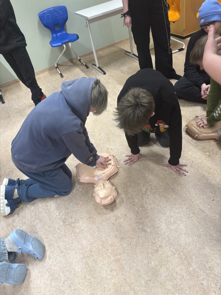 Þjálfun í endurlífgun hjá 6., 8. og 10. bekk