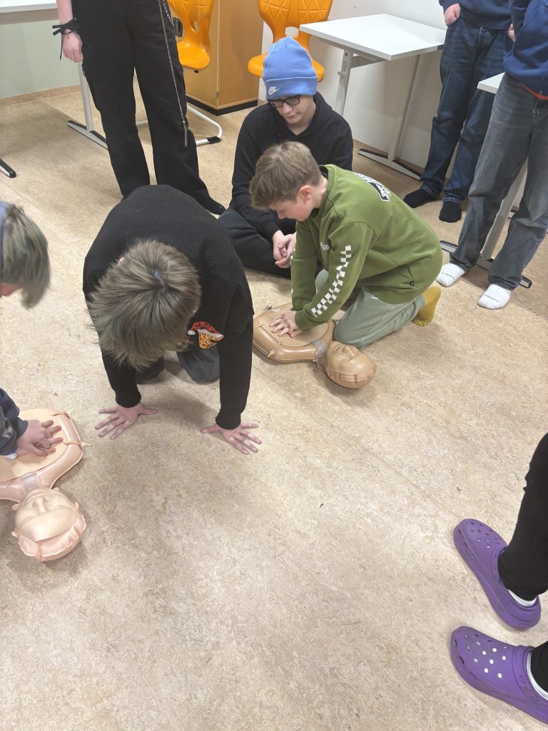 Þjálfun í endurlífgun hjá 6., 8. og 10. bekk