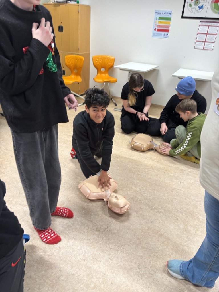 Þjálfun í endurlífgun hjá 6., 8. og 10. bekk