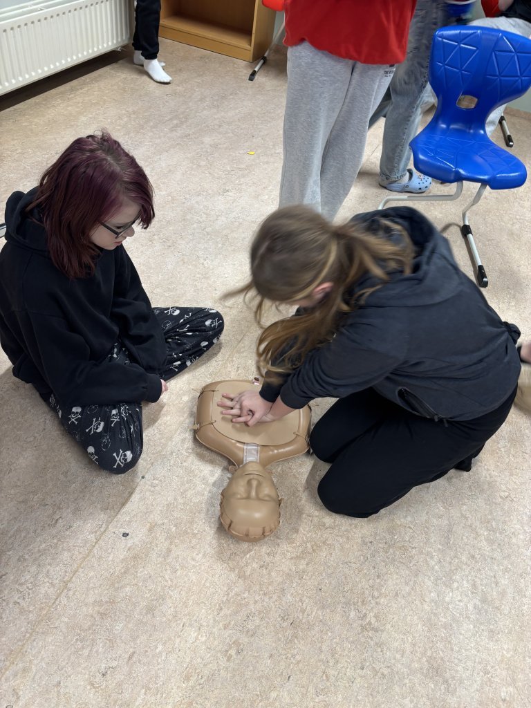 Þjálfun í endurlífgun hjá 6., 8. og 10. bekk