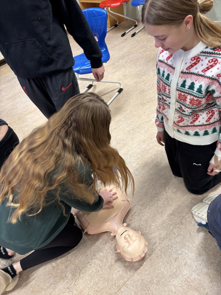 Þjálfun í endurlífgun hjá 6., 8. og 10. bekk