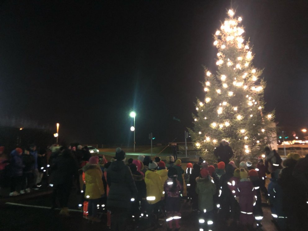 Kveikt á jólatrénu með nemendum Sandgerðisskóla