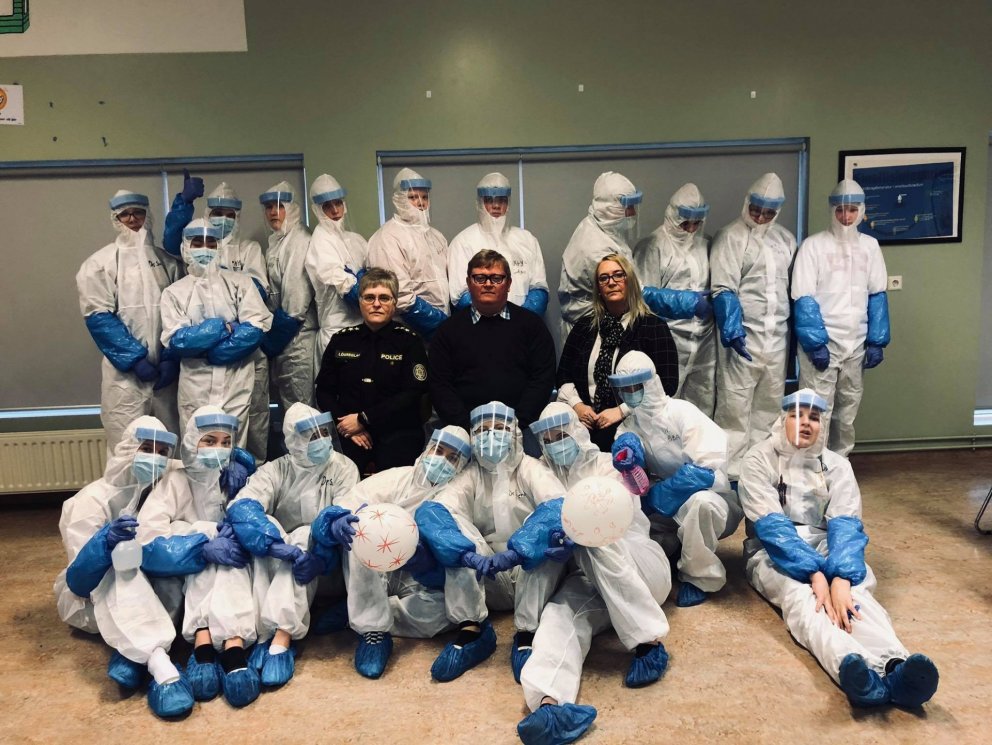 Í ár mættu nemendur 10. bekkjar sem heilbrigðisstarfsfólk ásamt þríeykinu margfræga.