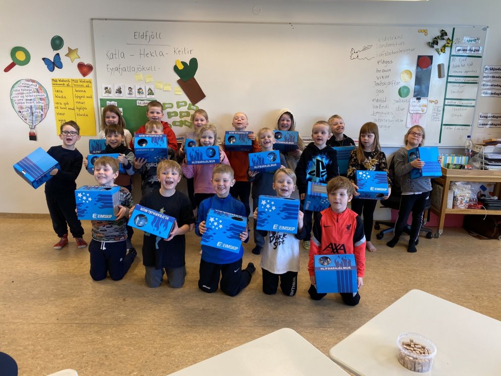 Nemendur í 1.  bekk fengu að gjöf reiðhjólahjálma