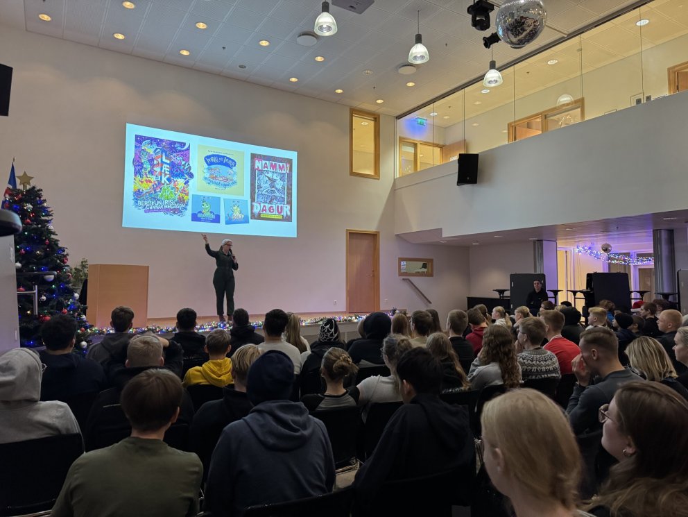 Bergrún Íris rithöfundur las fyrir nemendur unglingastigs