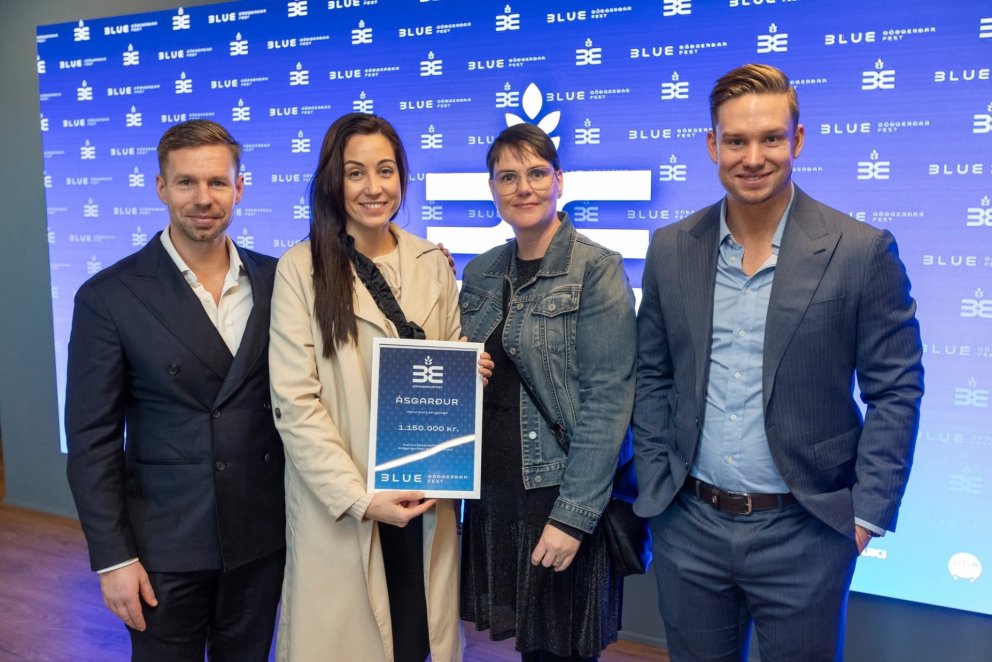 Thelma og Sigrún ásamt Magnúsi Sverri Þorsteinssyni forstjóra Blue og Þorsteini Þorsteinssyni framkv…