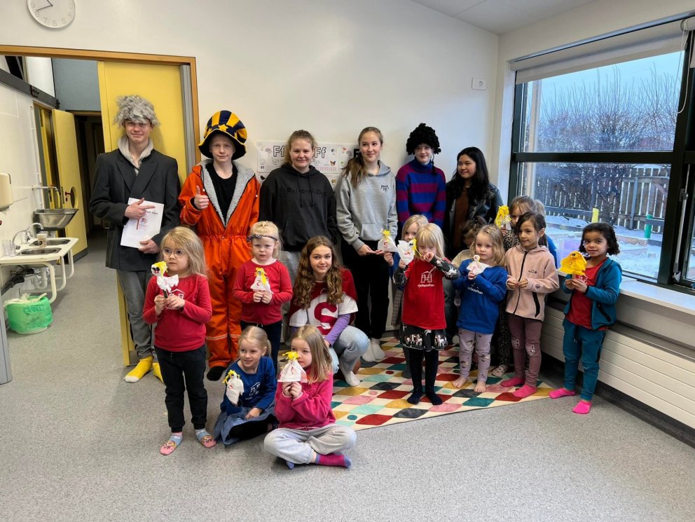 Leiklistarhópurinn með nemendum á Leikskólanum Sólborg