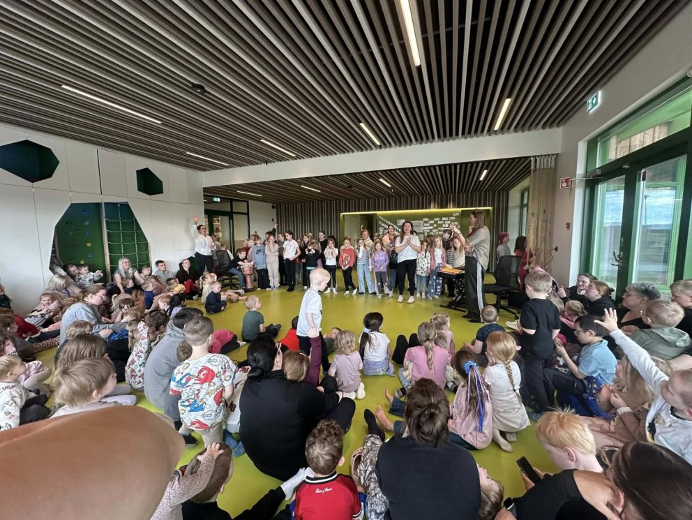 Skólakórinn syngur fyrir leikskólanemendur