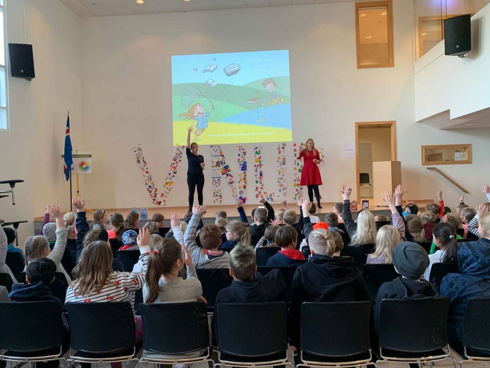 Rithöfundarnir Arndís og Bergrún lásu fyrir nemendur í 1. - 4. bekk