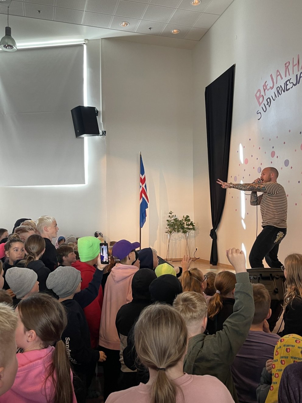 Emmsjé Gauti með óvænt atriði á sal skólans