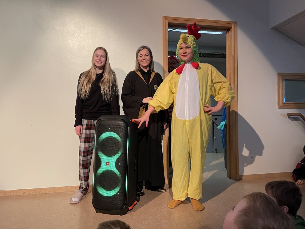 Fulltrúar nemendaráðs og skólastjóri veittu gjöfinni viðtöku fyrir hönd skólans.

Hvar er Valli?