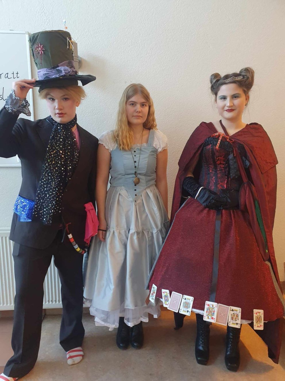 Hattarinn, Lísa í Undralandi og Hjartadrottningin