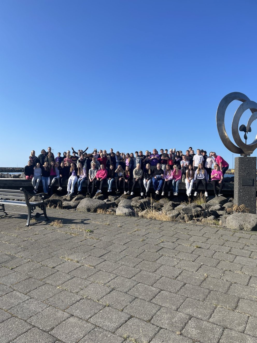 Nemendur við Listaverkið Hvirfil sem stendur við Sandgerðishöfn