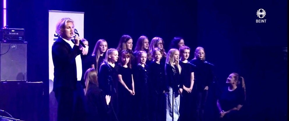 Guðjón Þorgils ásamt skólakór Sandgerðisskóla