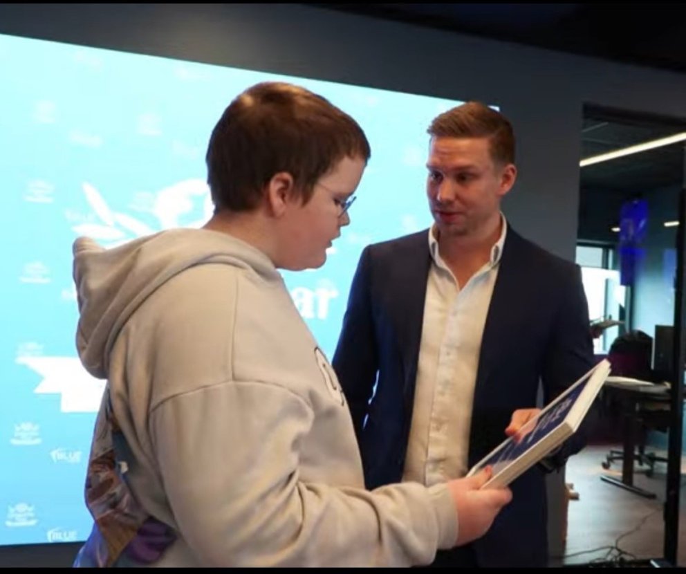 Fulltrúi frá Skýinu ásamt  Þorsteini Þorsteinssyni, framkvæmdastjóra Blue Car Rental