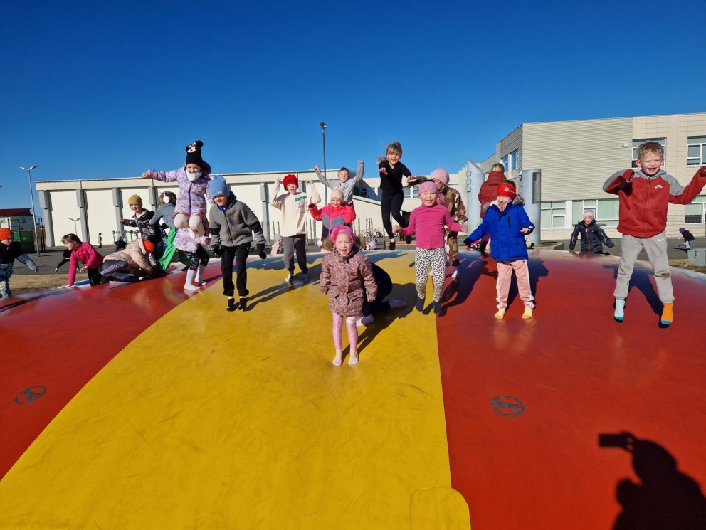 Nemendur 1. bekkjar fara hoppandi kát inn í sumarið