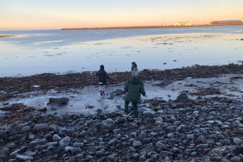 Nemendur að „fleyta kerlingar“ með mismunandi steinum.