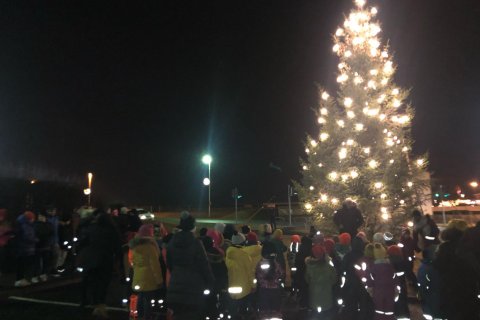 Kveikt á jólatrénu með nemendum Sandgerðisskóla