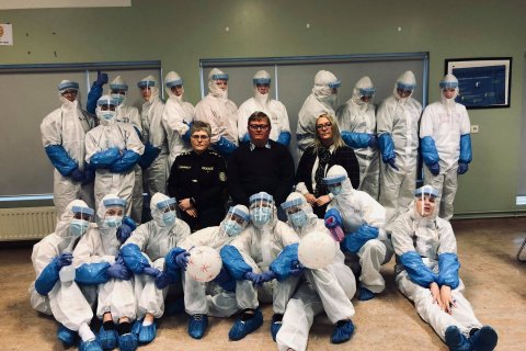 Í ár mættu nemendur 10. bekkjar sem heilbrigðisstarfsfólk ásamt þríeykinu margfræga.