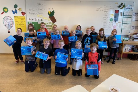 Nemendur í 1.  bekk fengu að gjöf reiðhjólahjálma