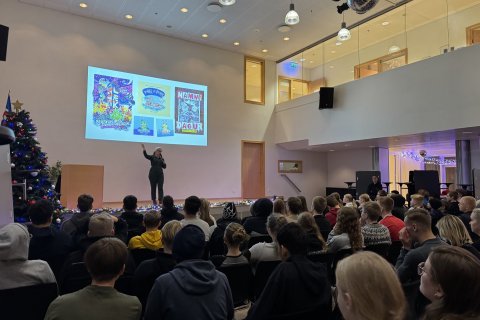 Bergrún Íris rithöfundur las fyrir nemendur unglingastigs