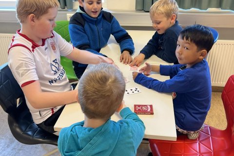 Spilastund hjá vinabekkjum