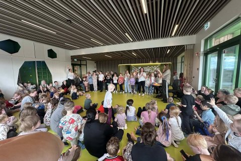 Skólakórinn syngur fyrir leikskólanemendur