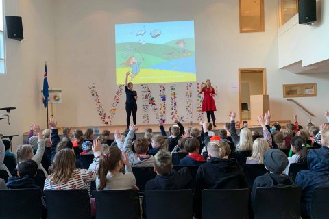 Rithöfundarnir Arndís og Bergrún lásu fyrir nemendur í 1. - 4. bekk