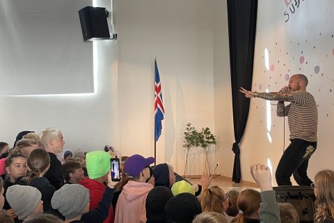 Emmsjé Gauti með óvænt atriði á sal skólans