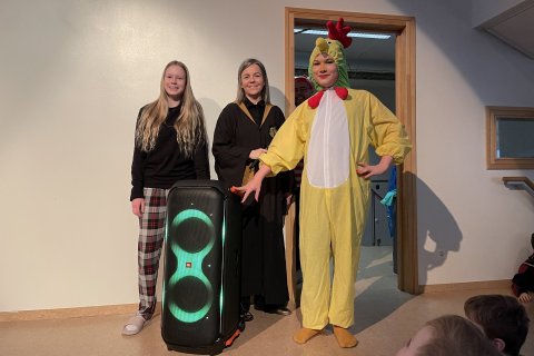 Fulltrúar nemendaráðs og skólastjóri veittu gjöfinni viðtöku fyrir hönd skólans.

Hvar er Valli?