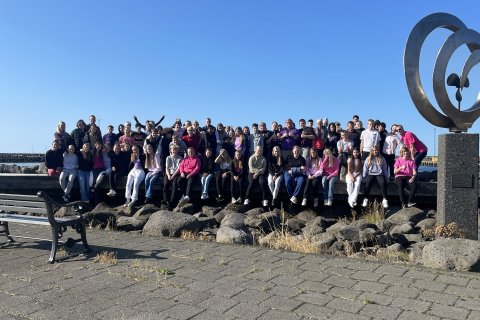 Nemendur við Listaverkið Hvirfil sem stendur við Sandgerðishöfn